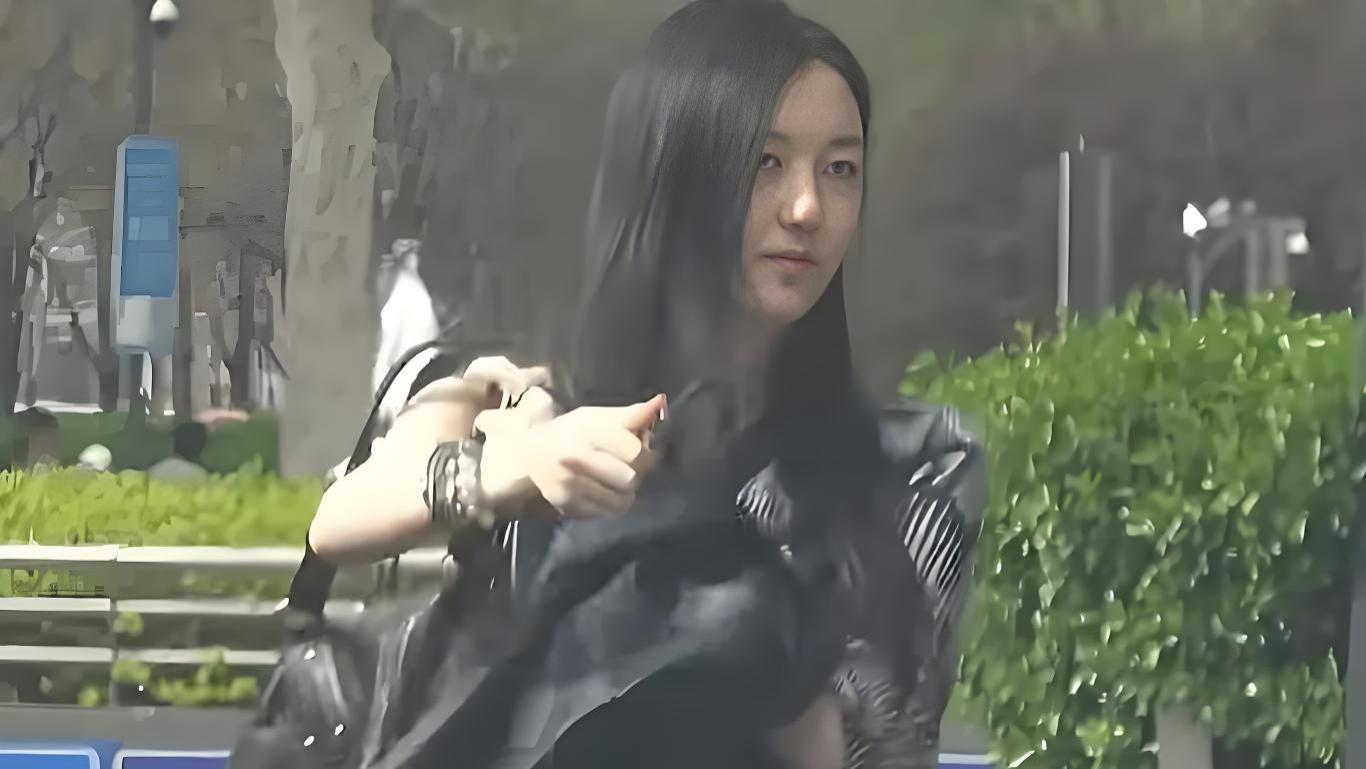 王菲女儿李嫣近照曝光，穿搭时尚又飒又美，手术后嘴巴修复很成功