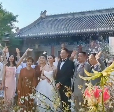 汪小菲大婚玄学预警！北京再刮大风，网友神评：意思是还得吹吗？