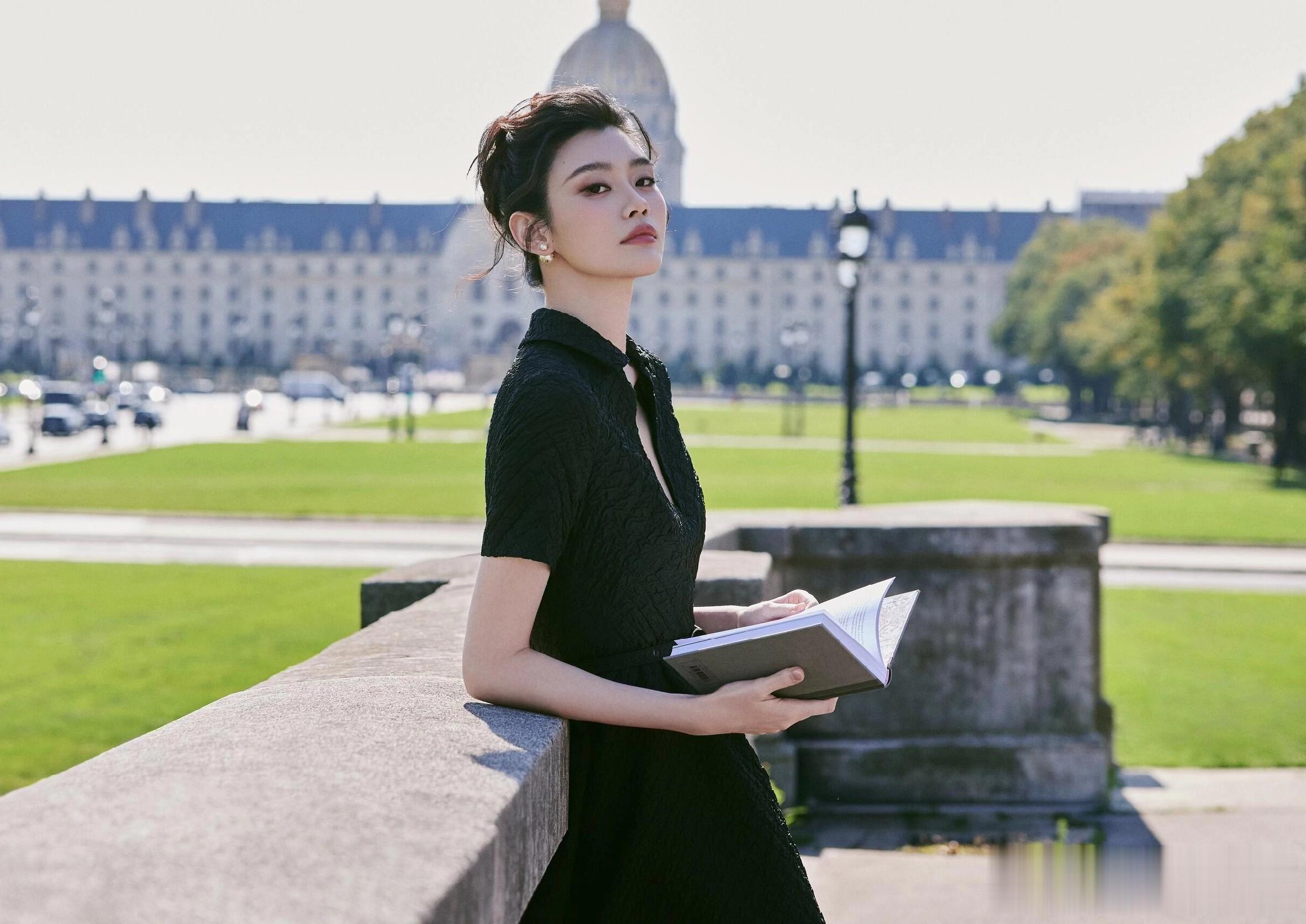 奚梦瑶出席巴黎时装周,一袭黑色束腰连衣裙优雅气质好漂亮!