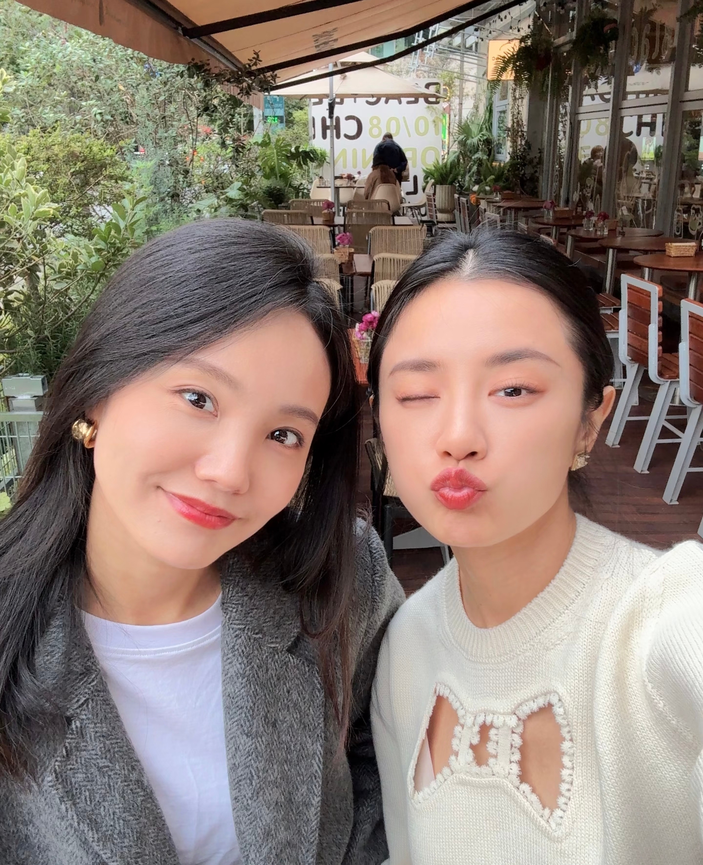 主持人伊一分享最新美照,一身休闲穿搭简约又时尚