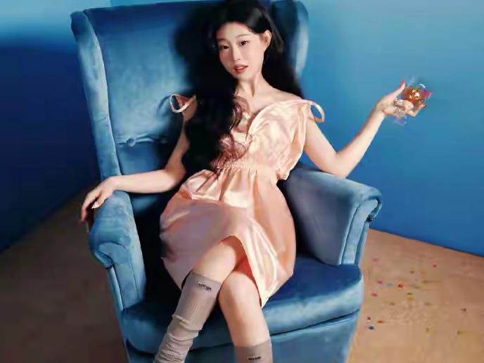 沈佳润再登杂志封面！冰雪造型萌萌哒，最丑星二代越发招人喜欢