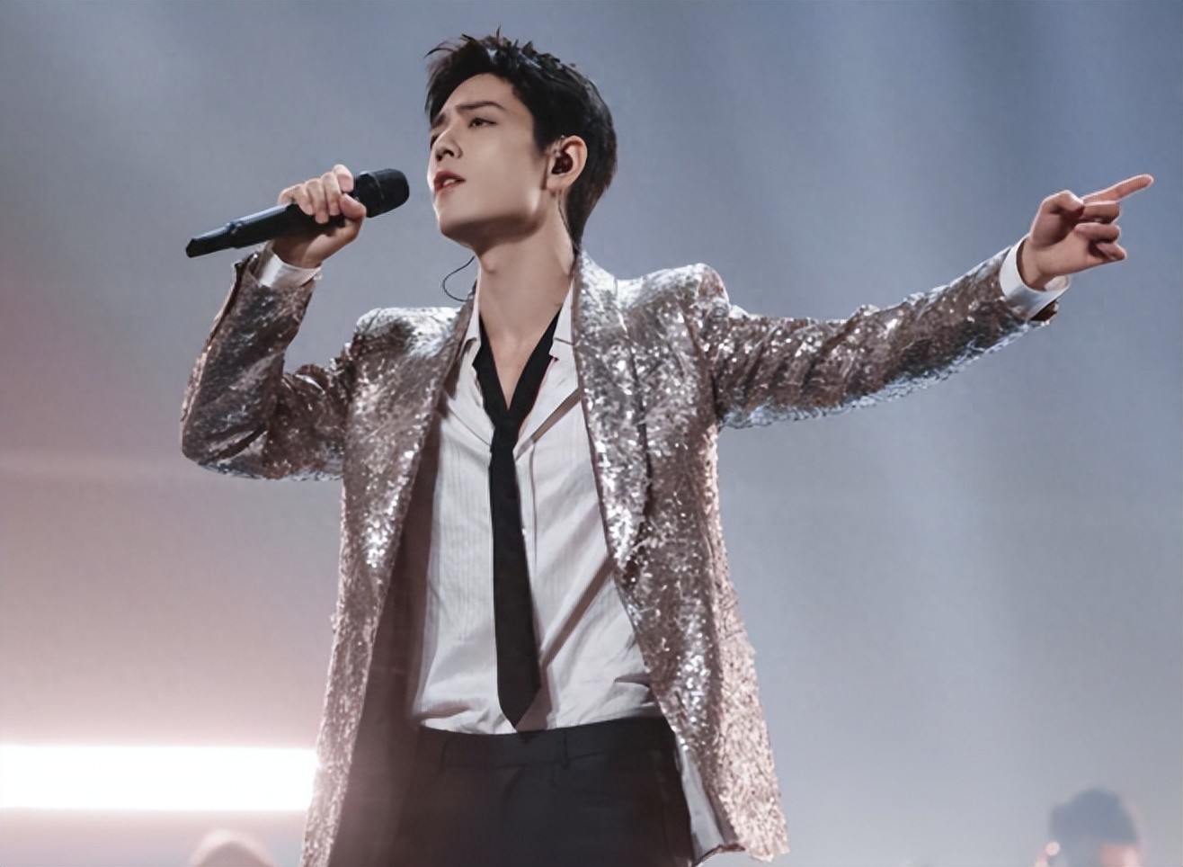 王一博也没想到，肖战会因湾区升明月当天一个特殊举动，口碑暴涨