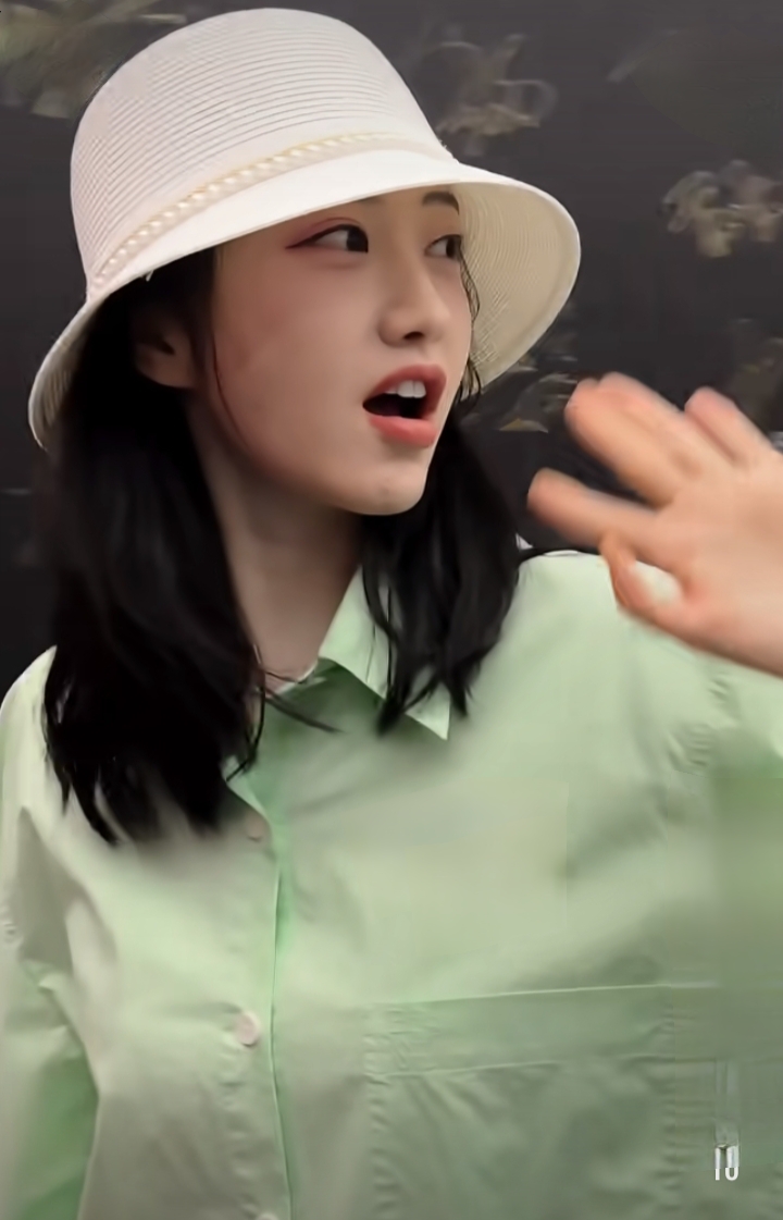 景甜黑色中长发搭薄荷绿衬衫配珍珠渔夫帽甜美气质与美貌双双在线