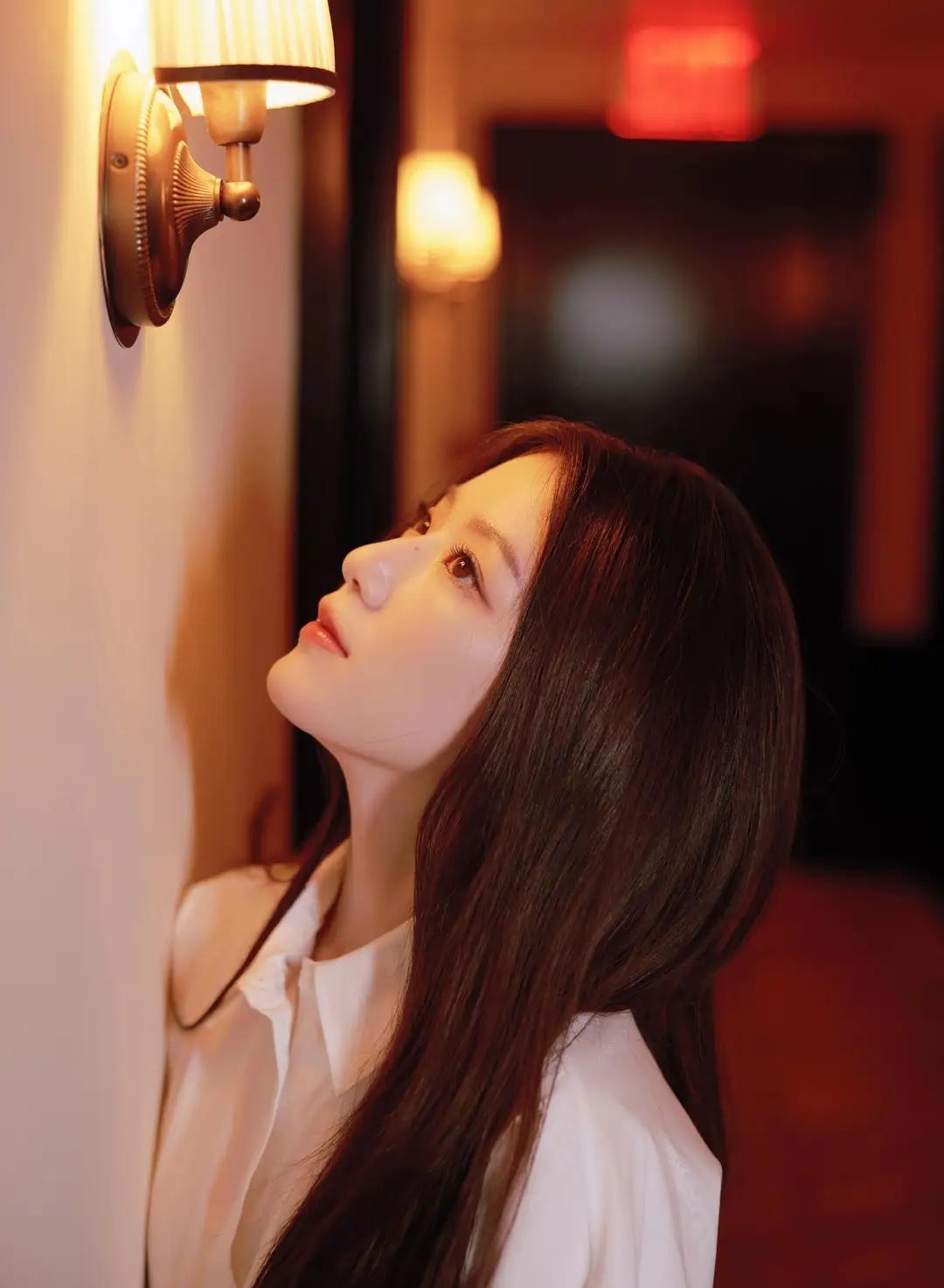 叶舒华分享写真，白衬衣配半裙，简约穿搭衬出优雅气质与美貌