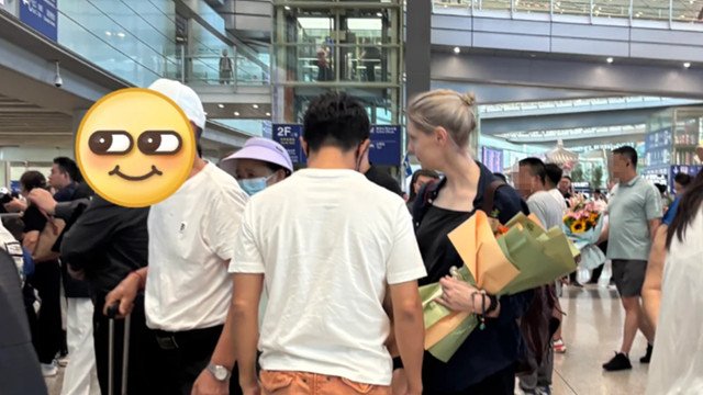 撒贝宁一家现身机场，女儿好漂亮，李白手捧鲜花但看着没那么开心