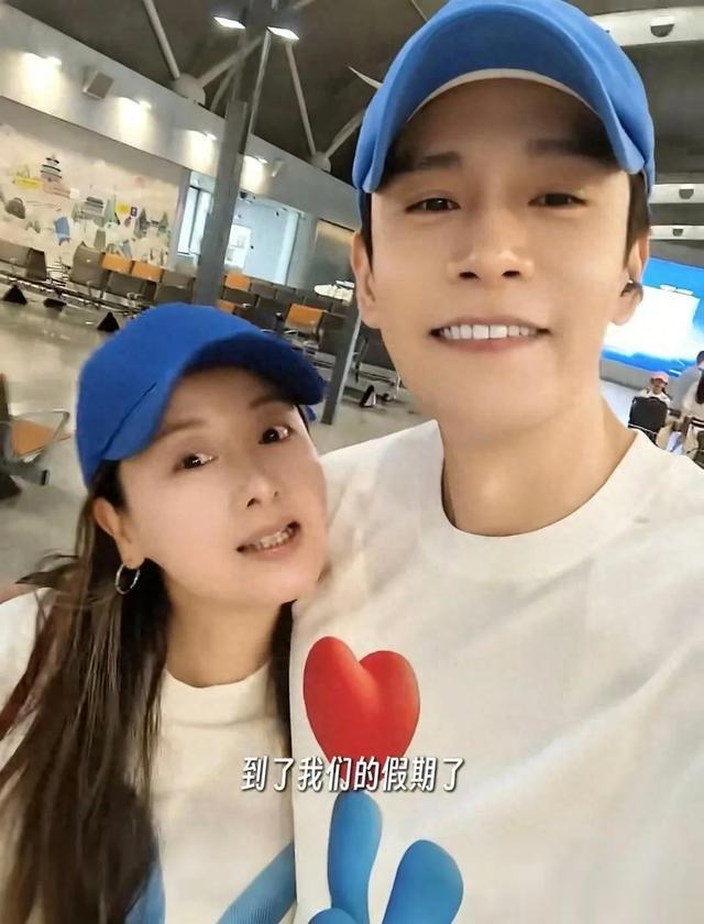 小李琳晒全家新疆游，经超为20岁继女牵马，蹲着拍照，比亲爹还宠