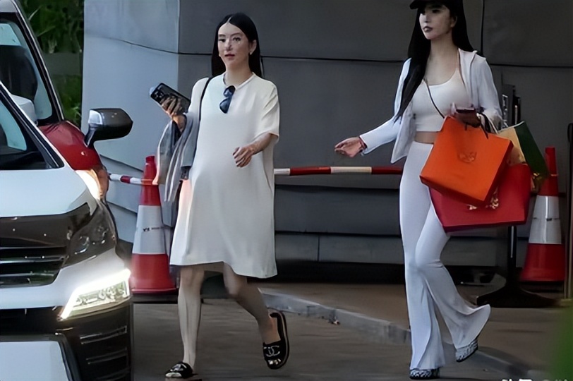 方媛孕晚期和闺蜜逛街！肚大如萝依旧很灵活，女明星帮提包排面足