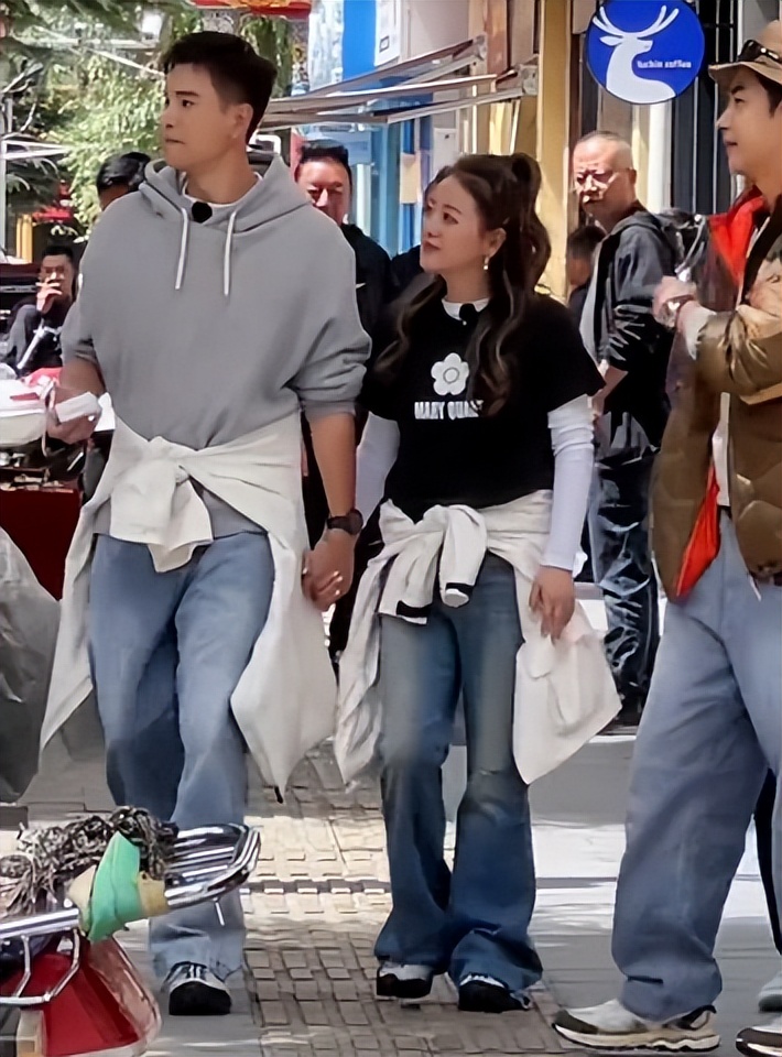 经超夫妇现身藏区！小李琳皱纹多、又矮又肥，牵老公手被嘲像母子