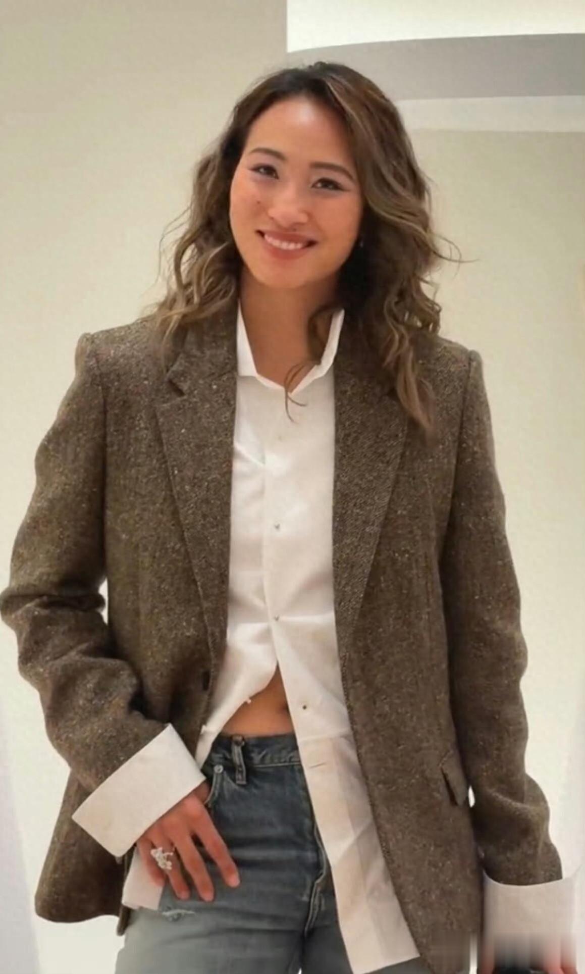 郑钦文出席迪奥之家北京开幕，穿衬衣西服搭配高跟鞋，美得好耀眼