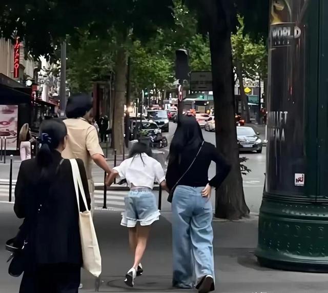 57岁伊能静法国吃大餐被拍,差点没认出,夫妻俩都胖了