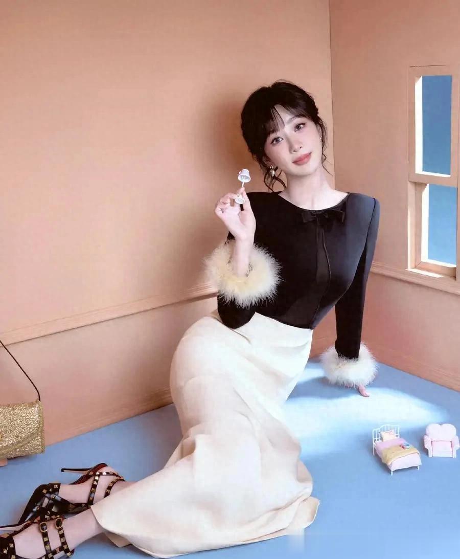 杨紫的造型选对太惊艳!穿黑白礼裙+盘发,美出新高度!