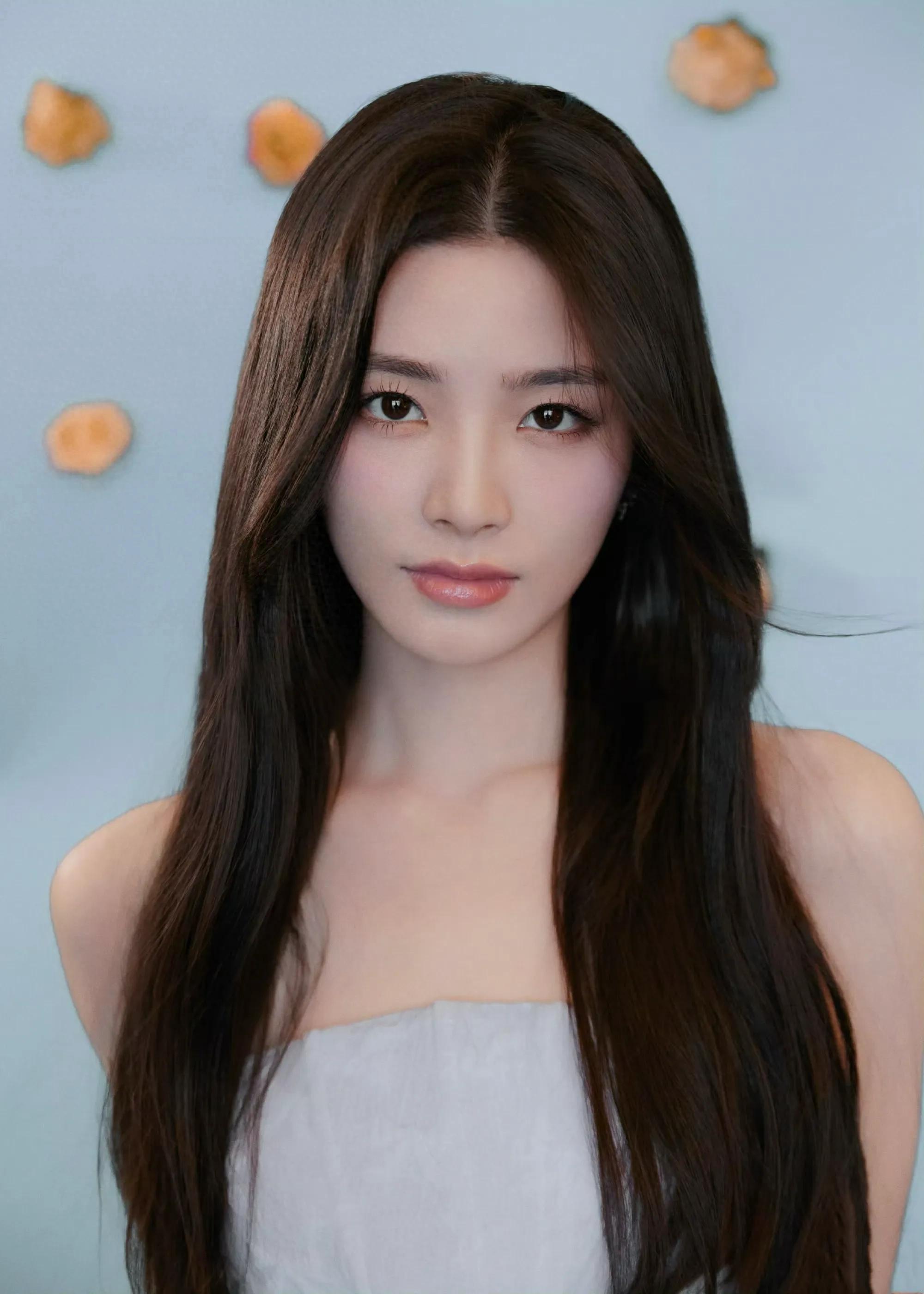 姚晓棠抹胸短裙美爆了