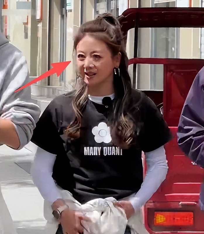 经超夫妇现身藏区！小李琳皱纹多、又矮又肥，牵老公手被嘲像母子