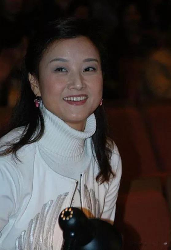 58岁宋祖英生活曝光：北京安家，体态富态且容颜依旧