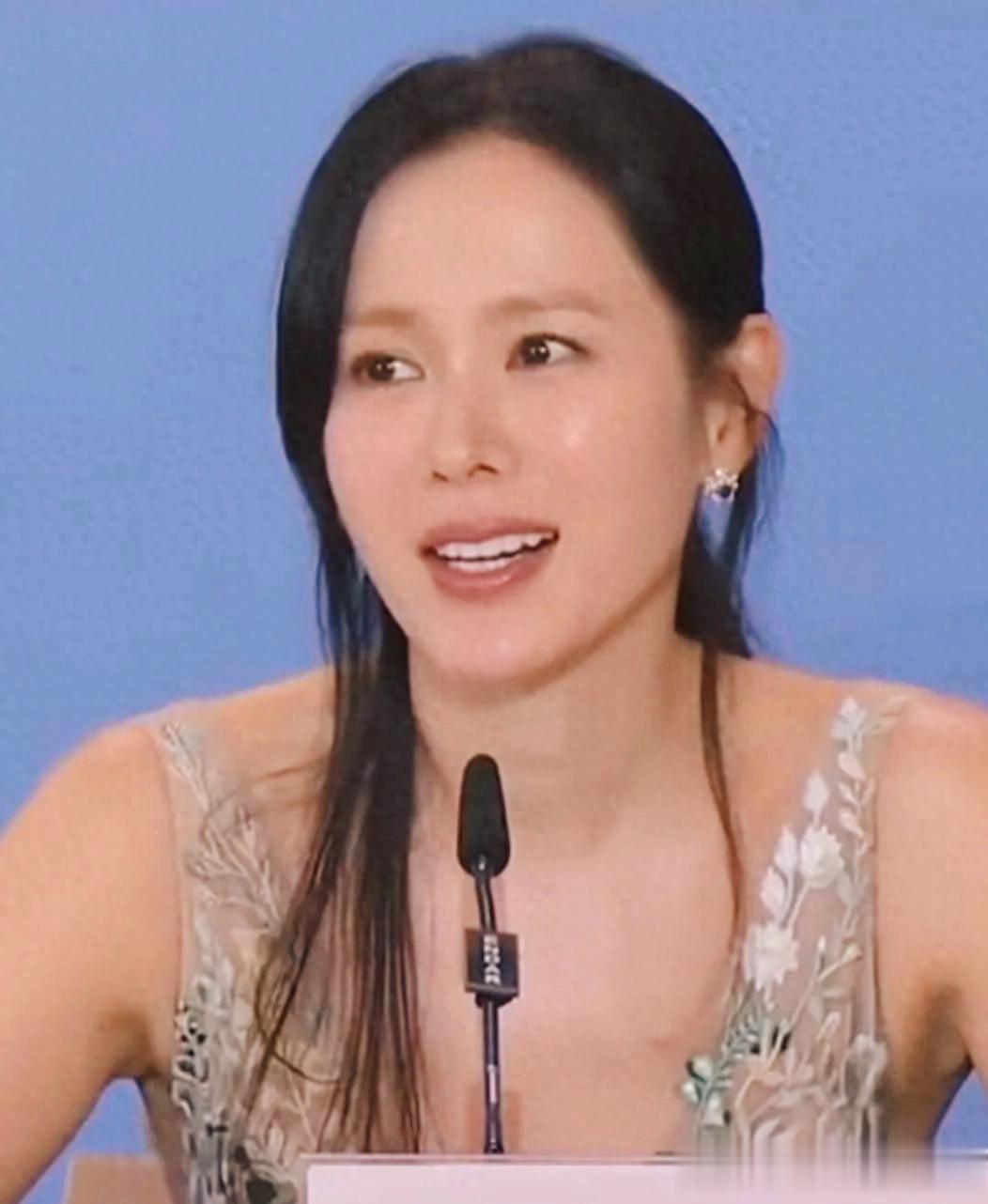 43岁孙艺珍现身威尼斯！一身露背碎花裙超美，自然老去无整容痕迹