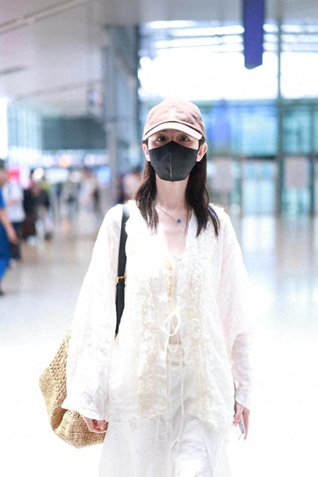 哈妮克孜现身上海机场,身穿白色look清新自然