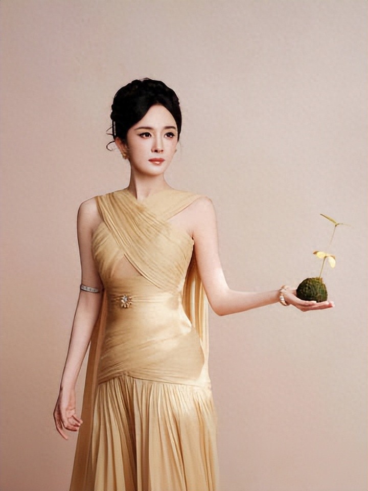 杨幂这状态绝了!白到发光,妥妥的白月光天花板。