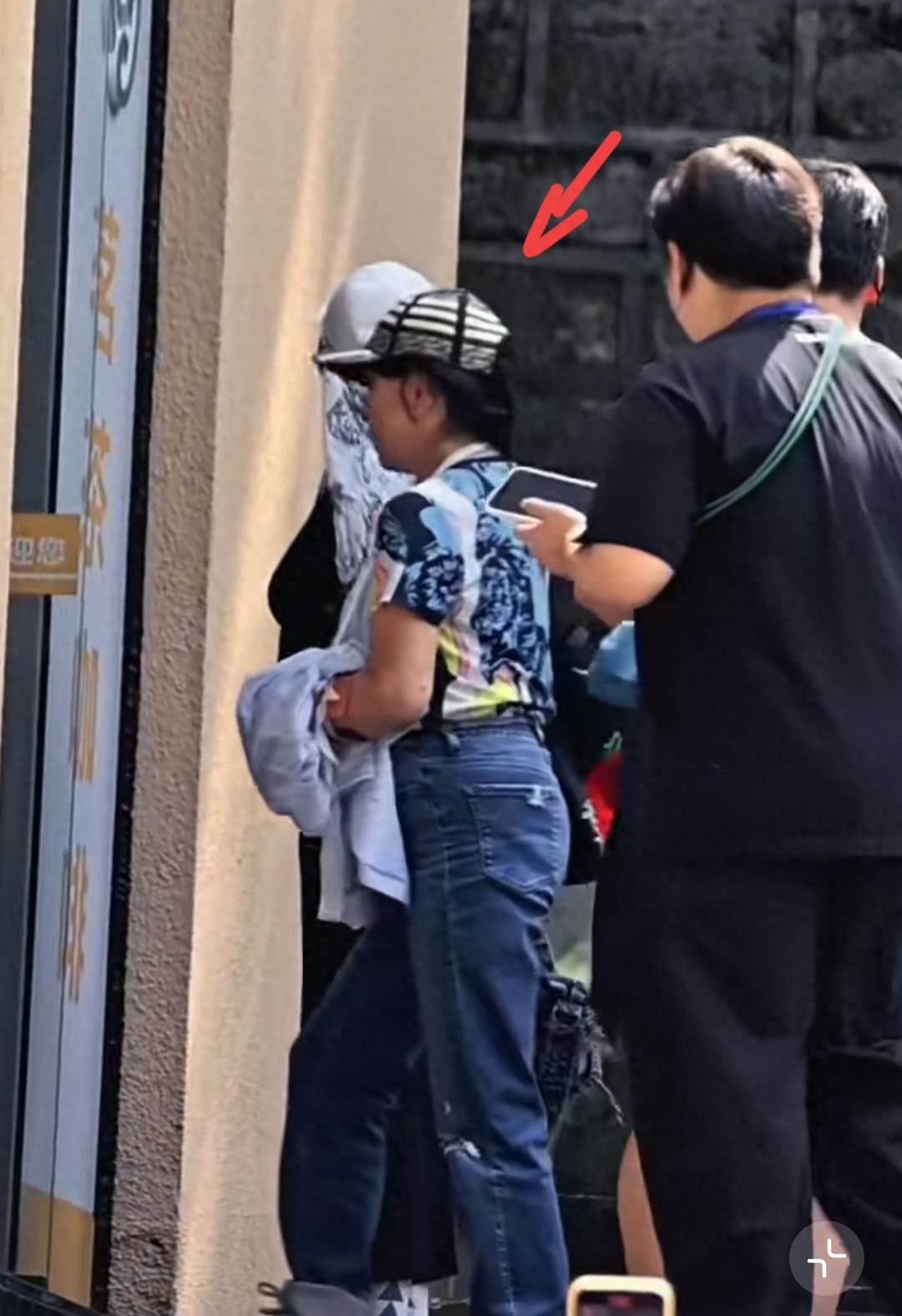 75岁刘晓庆在贵州疑似摔伤,左手打石膏仍工作,身体素质强到可怕