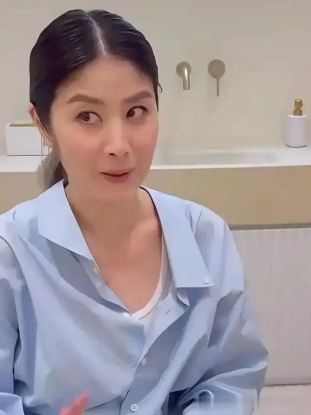 53岁陈慧琳怎么都不会老？穿衬衫和灰色长裤“打耳洞”，俏皮可爱