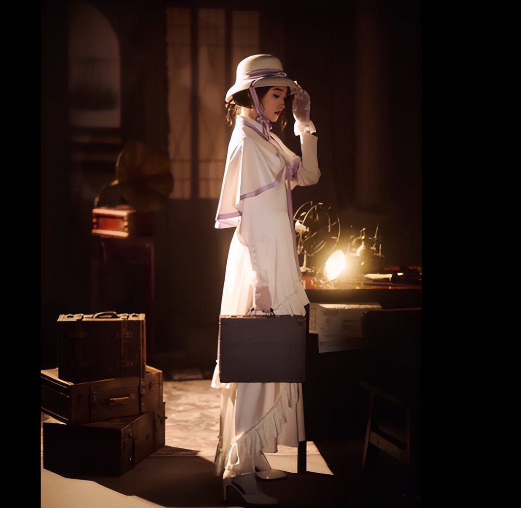 关晓彤白色礼服配圆顶礼帽, 尽显复古神韵,婚礼遥遥无期!