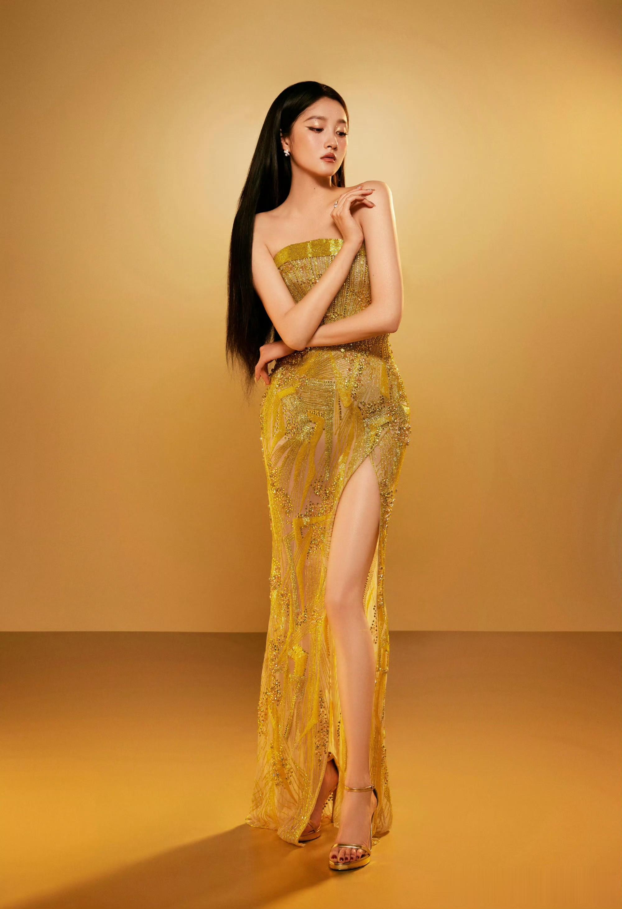 关晓彤金色抹胸礼裙造型,璀璨夺目尽显优雅大气