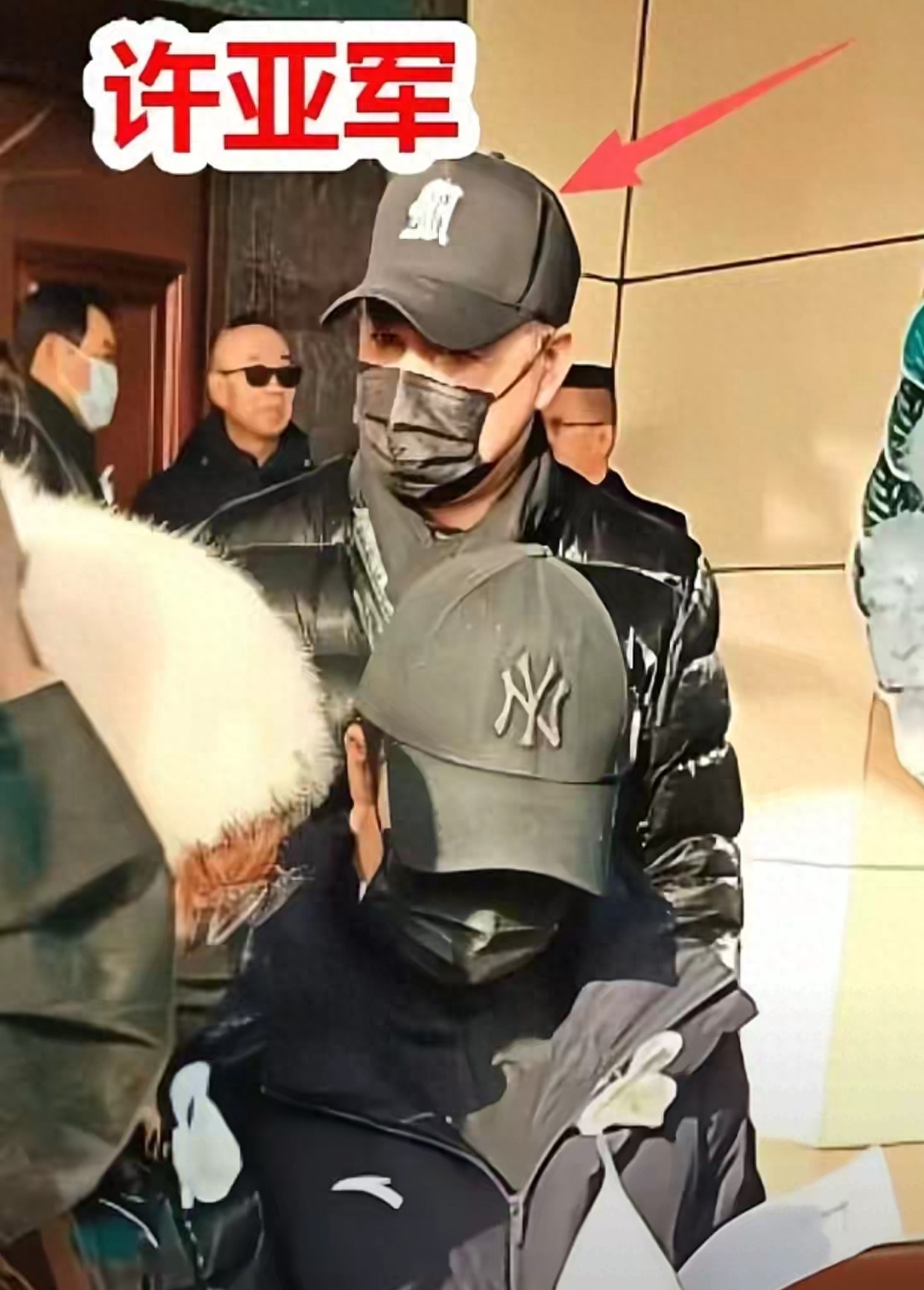 何晴追悼会！许亚军从美国赶了回来，儿子捧着骨灰曝何晴临终细节