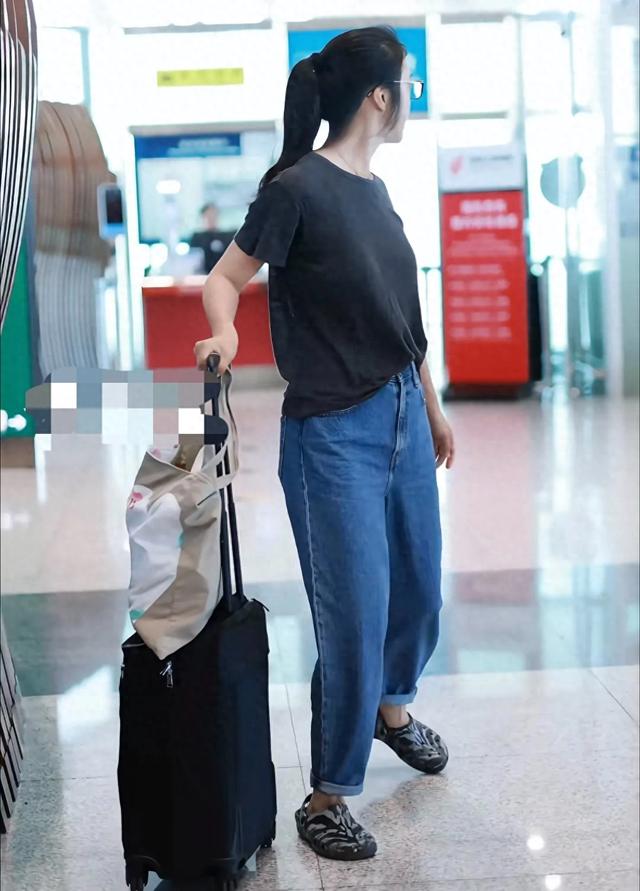 汤唯素颜带女儿现身机场,看镜头害羞闪躲,为保护孩子让她绕开走