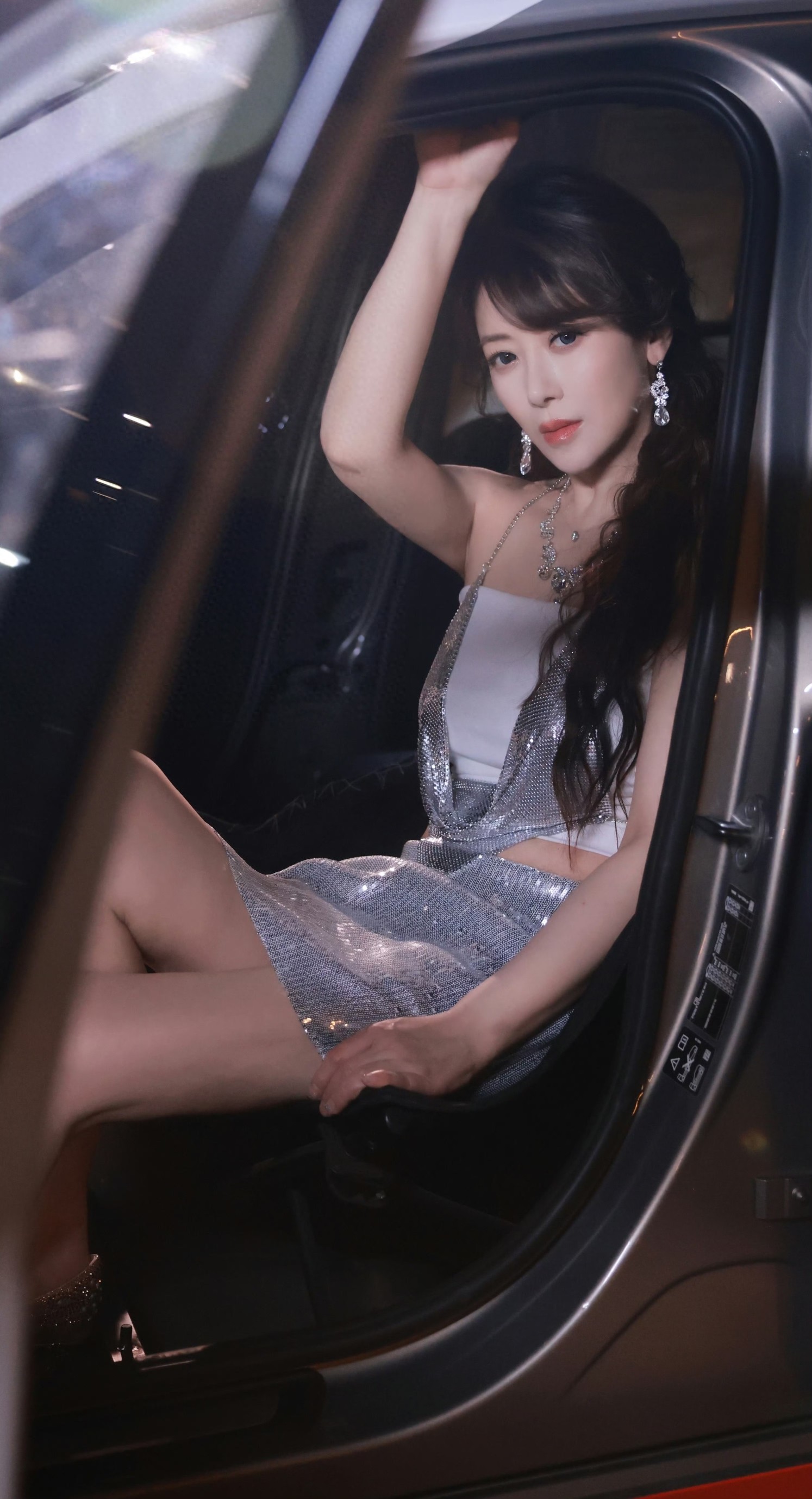 陈紫函,露腰银色短裙,活力赛车美人