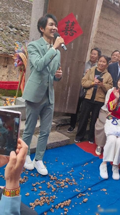 钟汉良在成都农村摆摊！皮肉松垮白发遮不住，蹲街边卖菜像小老头