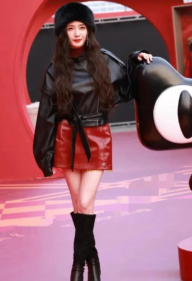 江疏影换风格后气质大变！穿皮衣+短裙+长筒靴，时髦洋气又高级