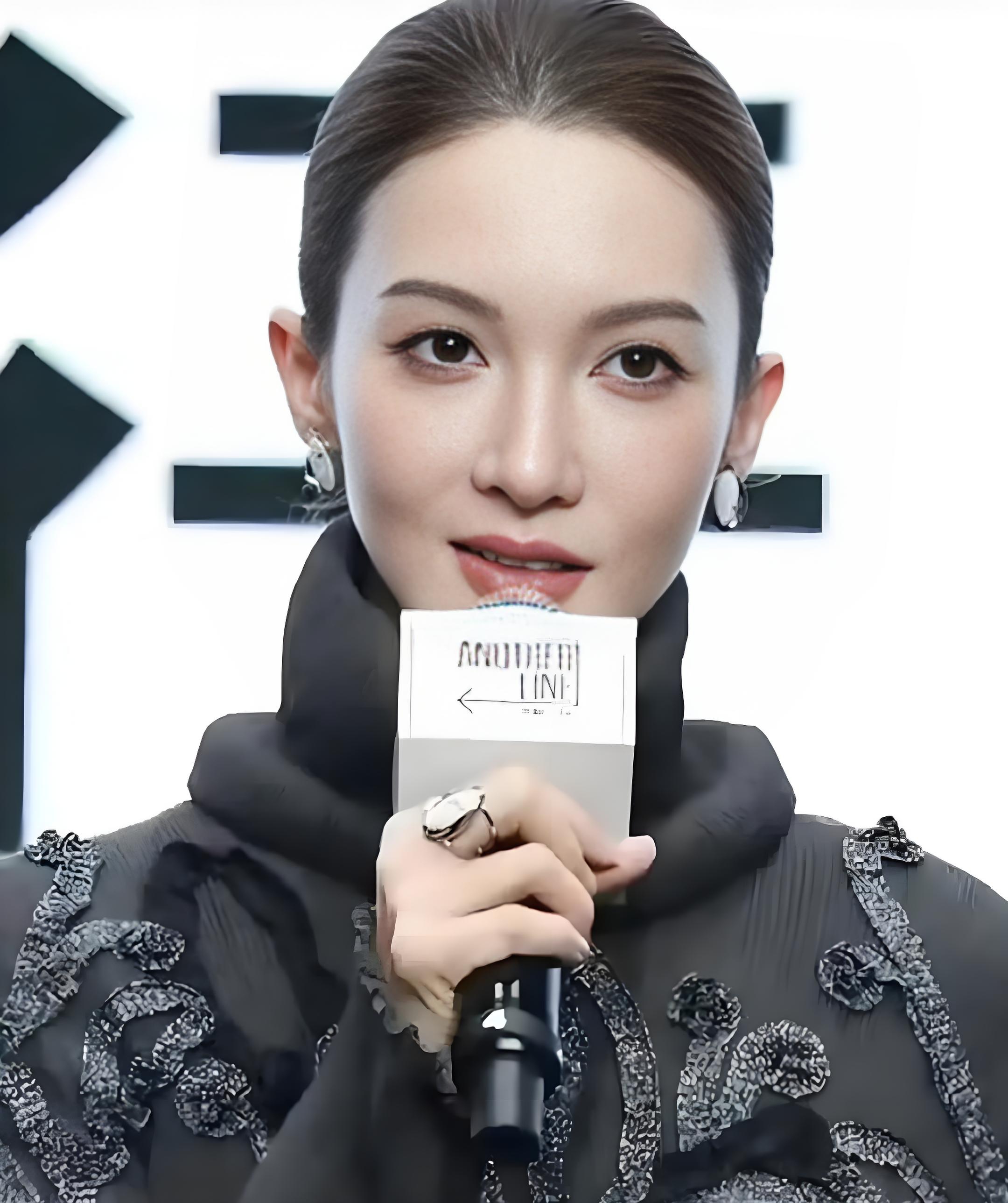 35岁金晨最新露面认不出，浓妆艳抹似泰星，网友震惊:这是本人？