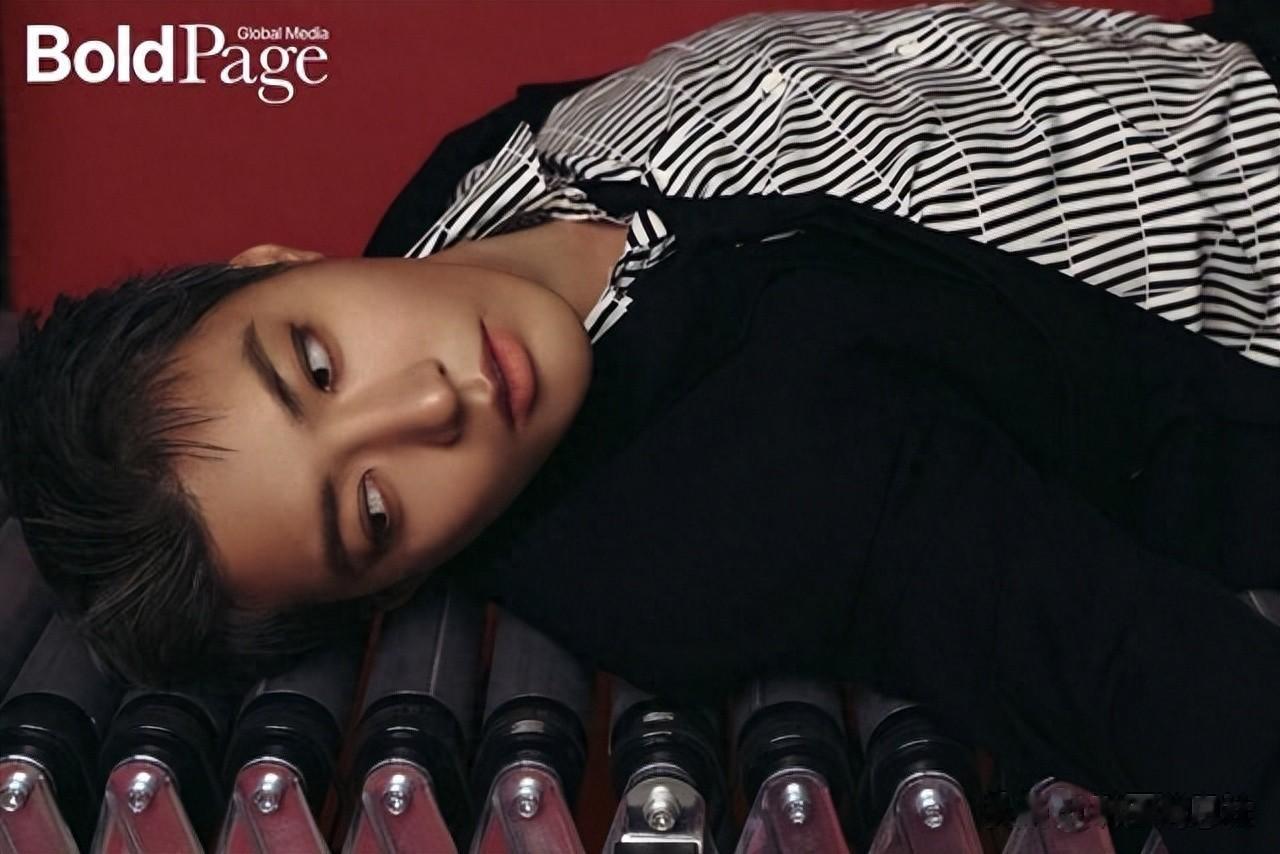 韩国整容男歌手公开杂志概念照