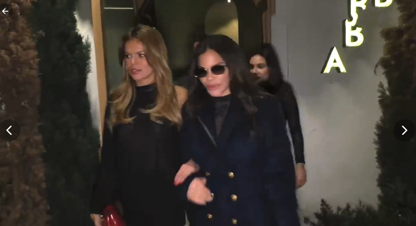 56岁劳伦桑切斯出席派对，手里拎个圆形包十分个性，贝佐斯未陪同