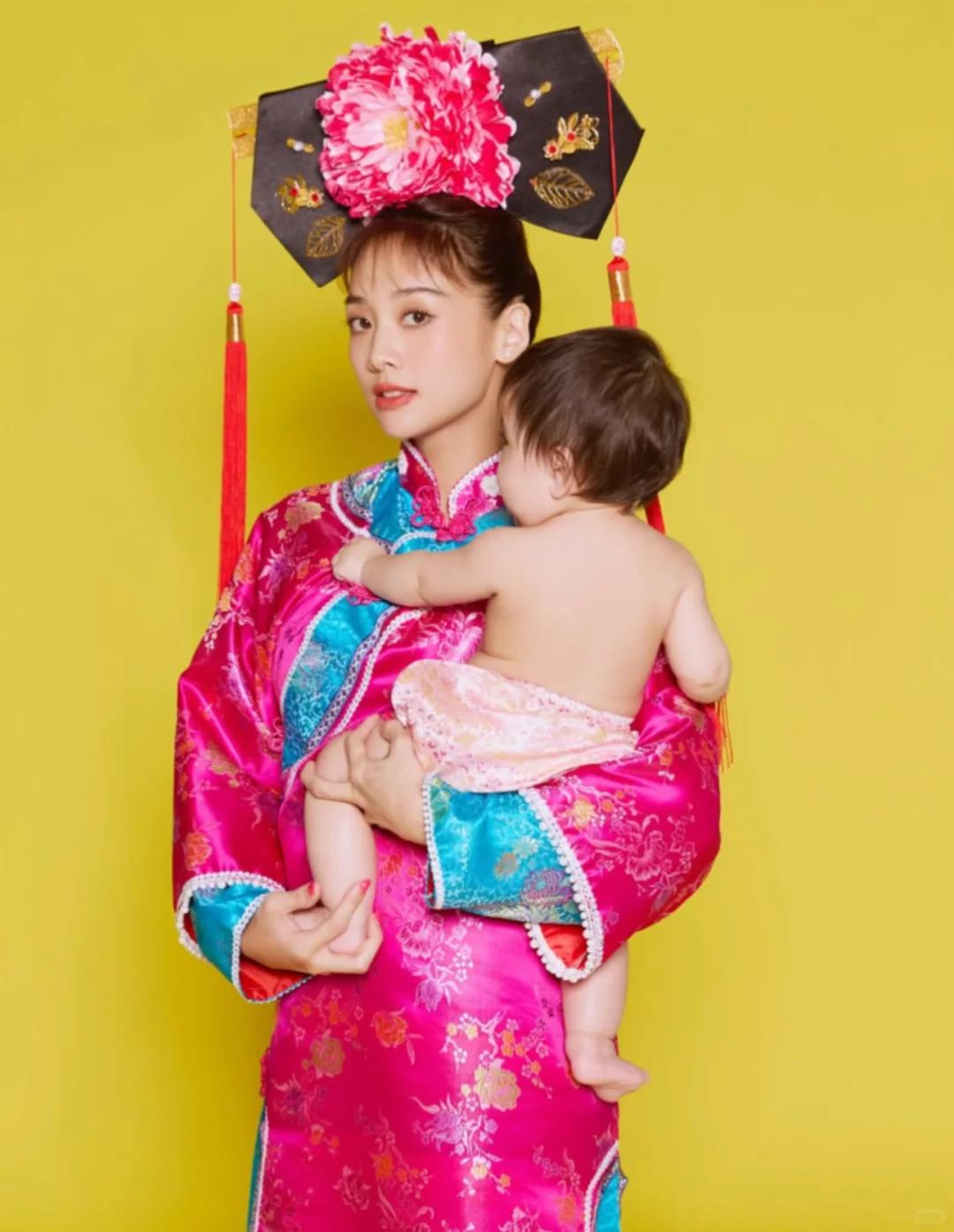 鬼鬼晒母女合照！1岁女儿高鼻梁大眼睛像混血，未婚当妈依旧幸福