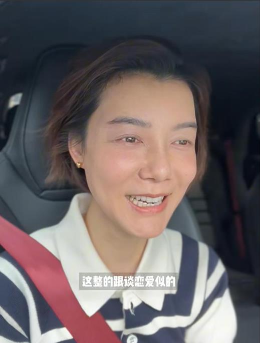 43岁明星车晓约朋友逛街，喝25块钱酒嫌贵，离婚13年羡慕普通情侣