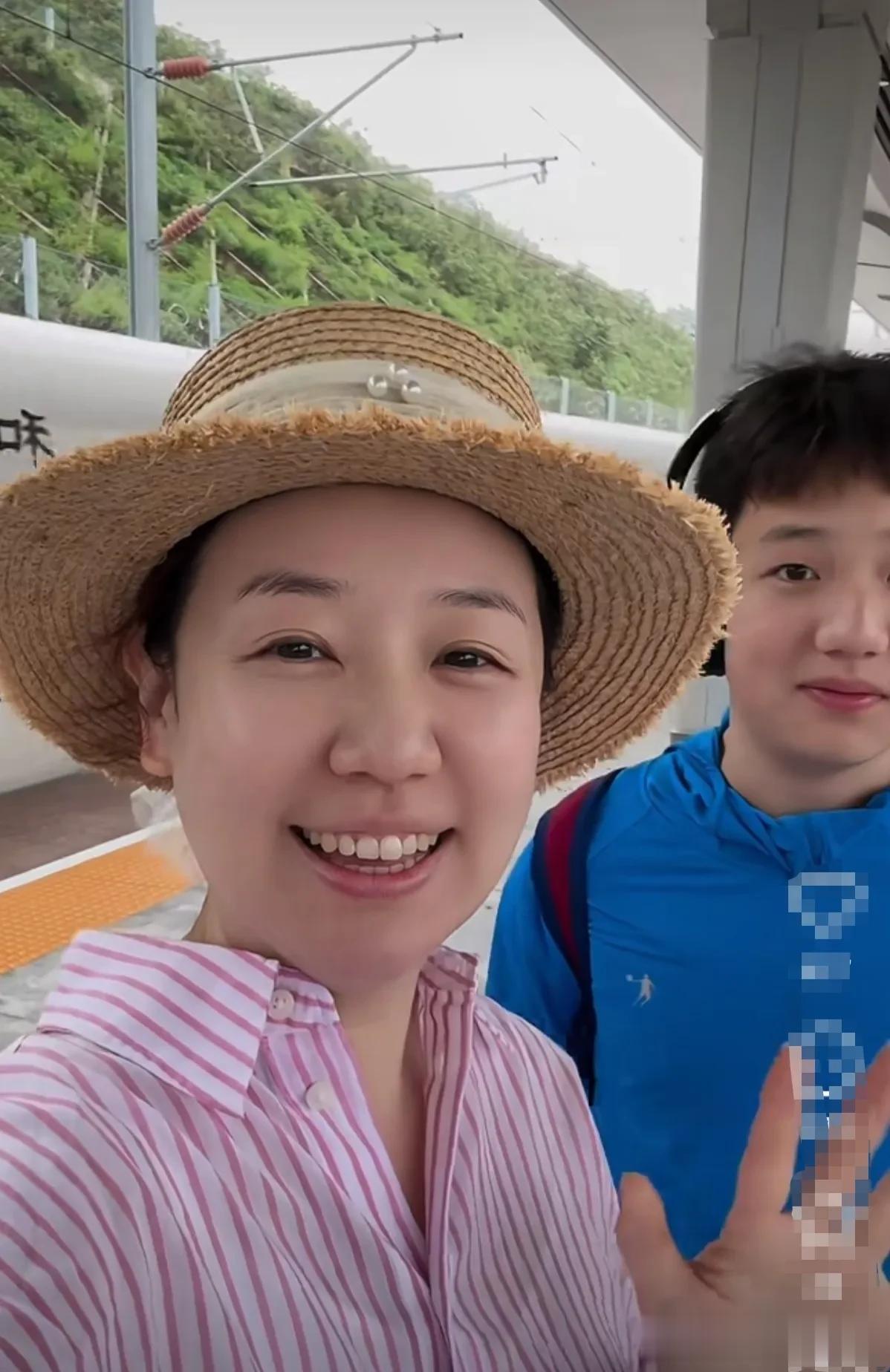 关凌晒和儿子旅游合影，儿子高挑帅气已经比她高出半个头了！