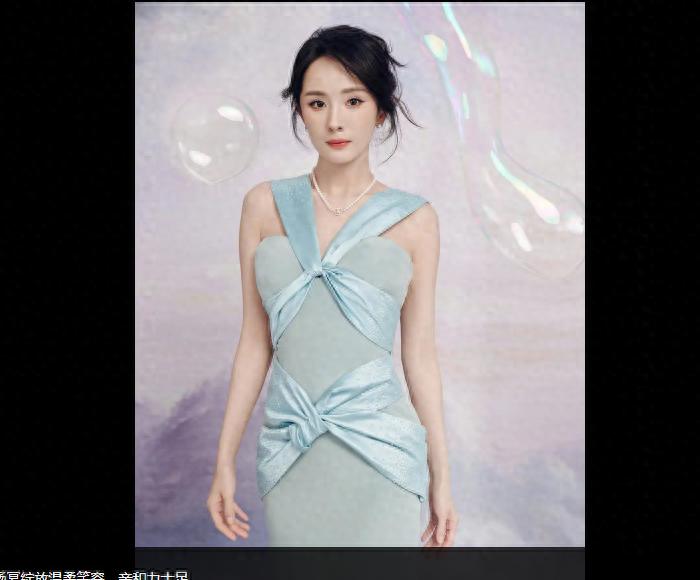 杨幂蓝丝绸礼裙,变身海浪女神,又美又飒!