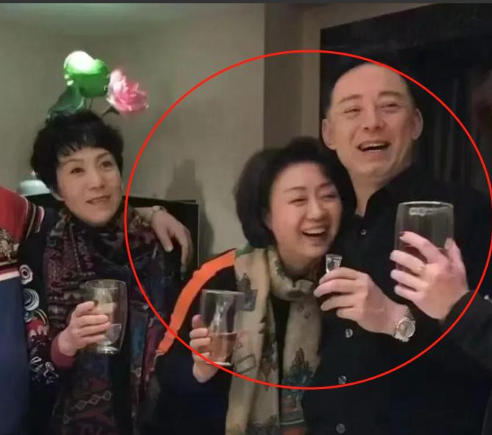 越扒越多？曝亲密照、嘲讽内地观众的于魁智，真被刘桂娟说中了