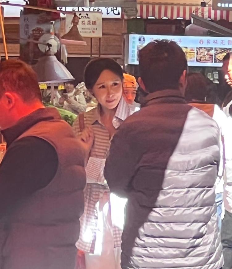 胡静现身娘家农贸市场!打扮朴素似村妇买年货,端着米糕边吃边聊