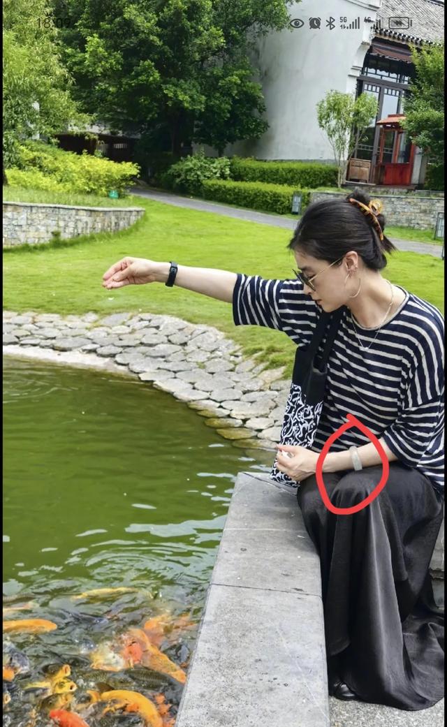 蒋欣素颜游玩被拍,手上的冰透轮胎镯是加了镶嵌的,太抢眼了