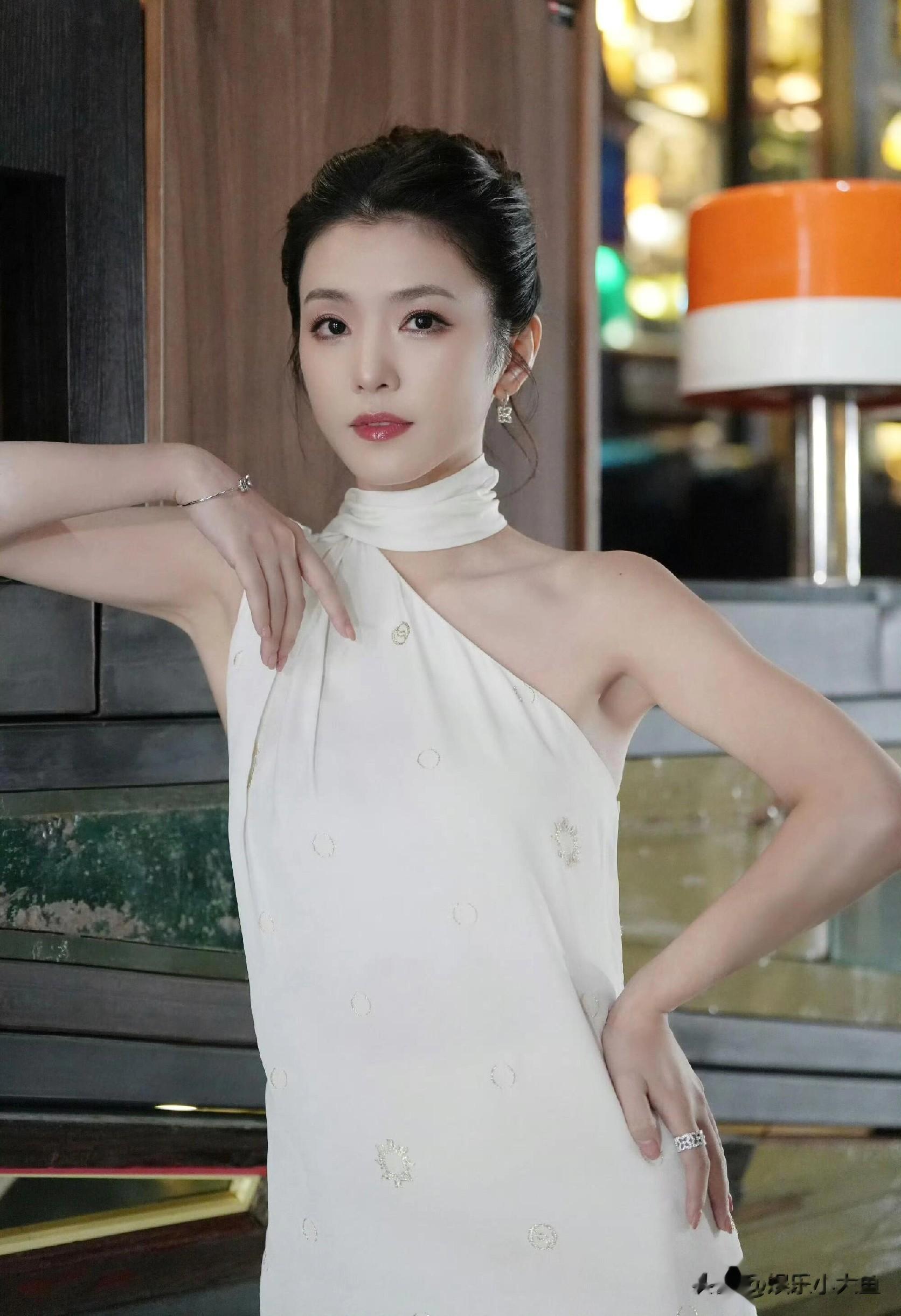 李云霄文艺志愿者时代风尚行动美照,裙身鎏金刺绣,东方气质拿捏