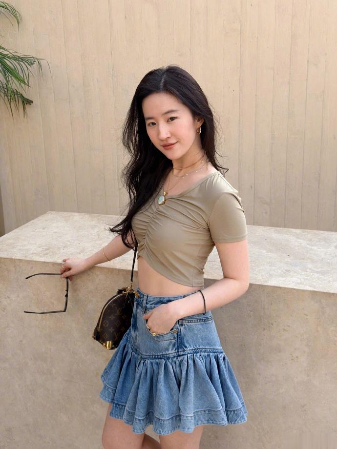 38岁刘亦菲晒近照，露脐装配百褶裙超少女，腰细腿长又瘦又美