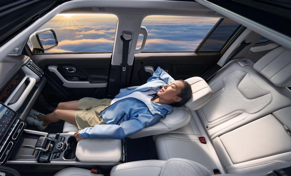 搭载四驱系统、后桥差速锁和2.0T的“越野方盒子”，被拉入15万级