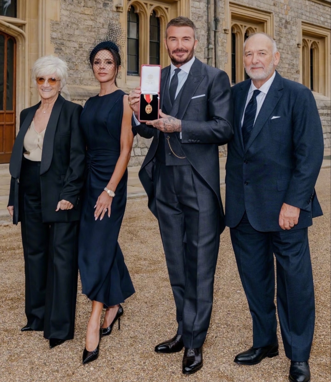 贝克汉姆老婆逛街被偶遇，喇叭裤里“踩高跷”显超高，让人不敢认