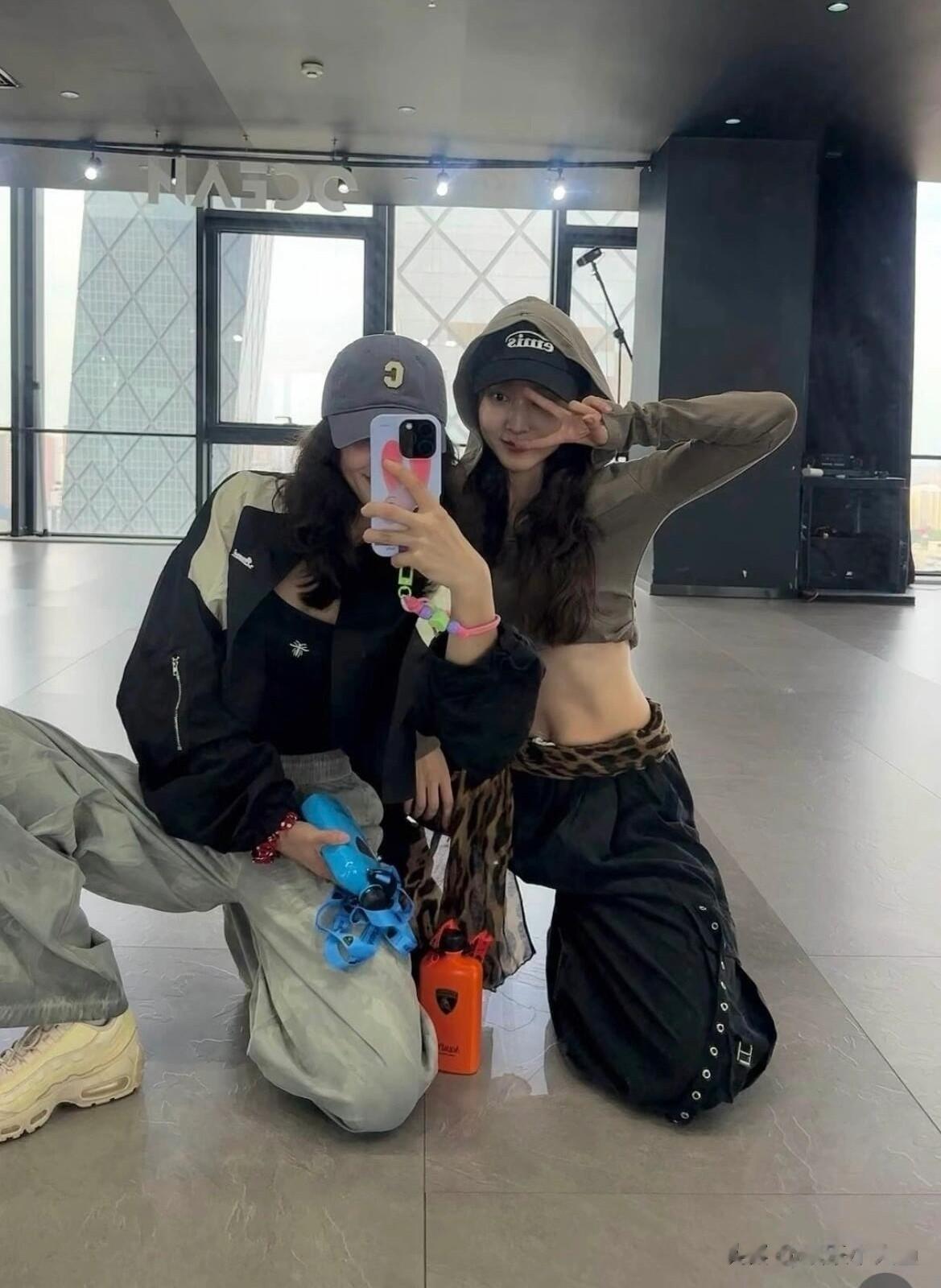 夏露妻子和倪妮约起来了,露姐大双眼皮好漂亮,颜值气质一点不输