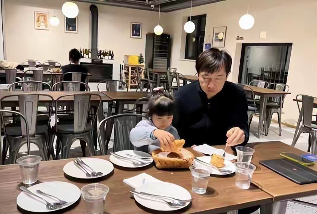 放弃主持事业，嫁大15岁“软饭男”，如今才明白她的选择有多明