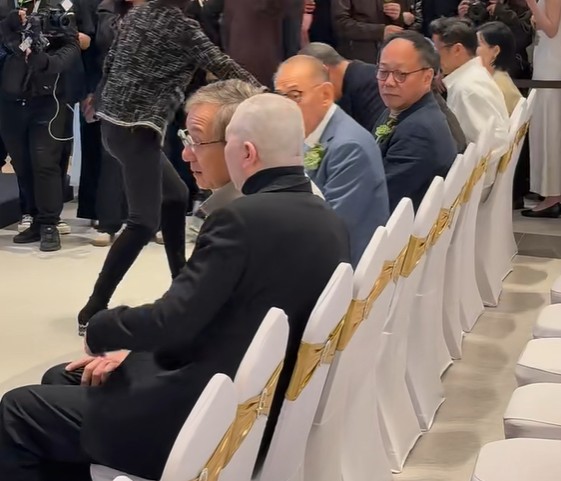 三里屯电影城合影暴露咖位,成龙冯小刚靠边站,c位无人敢争!