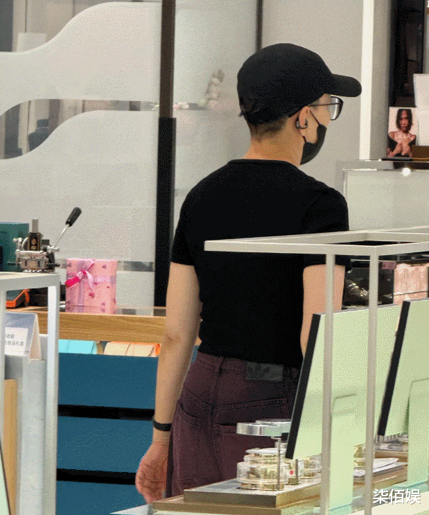 宋丹丹逛街走特别快,不像逛街像锻炼身体,脖子抢镜有好大一片斑