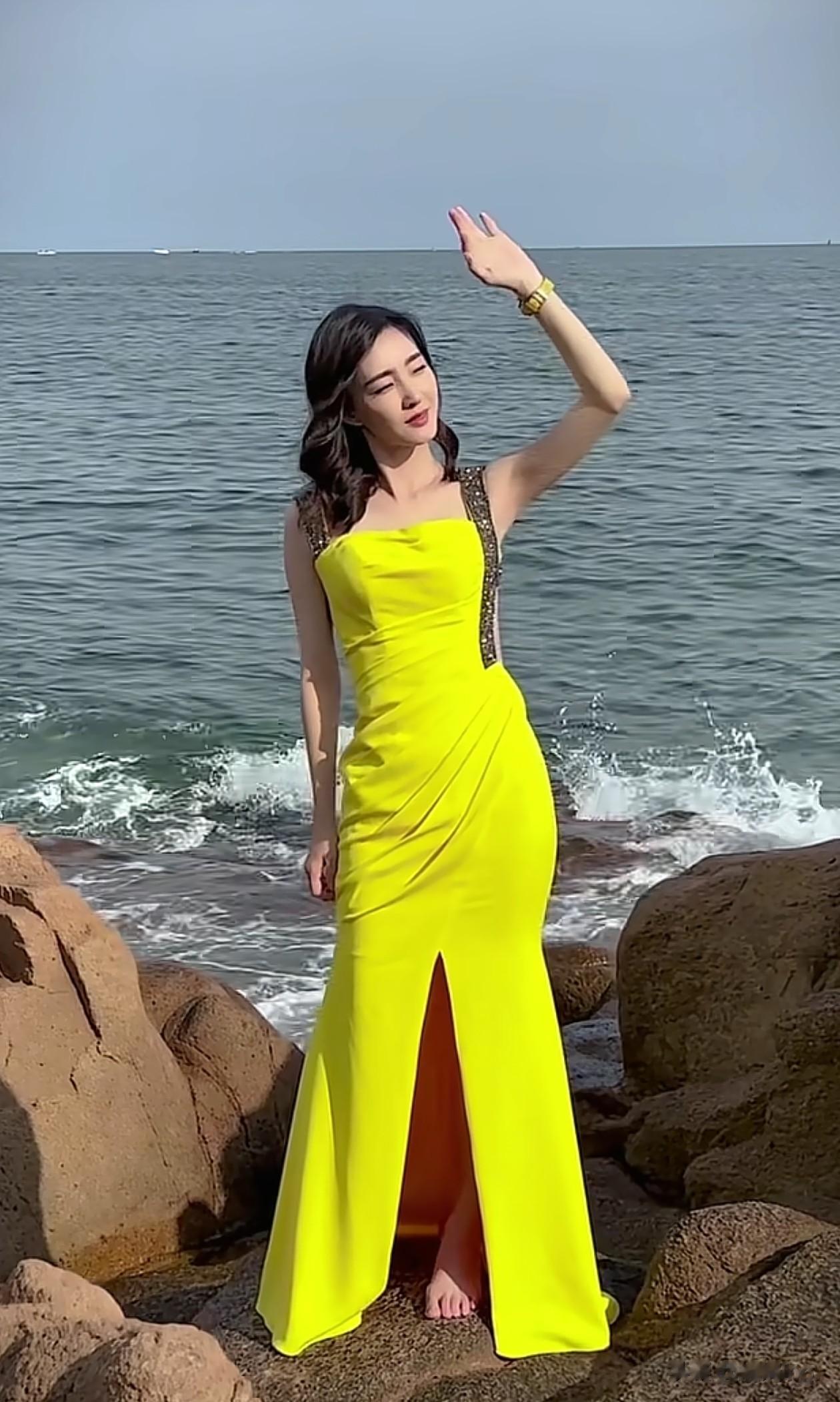 40岁王丽坤冬日穿搭：羽绒服+阔腿裤+白鞋，保暖时髦，颜值真抗打