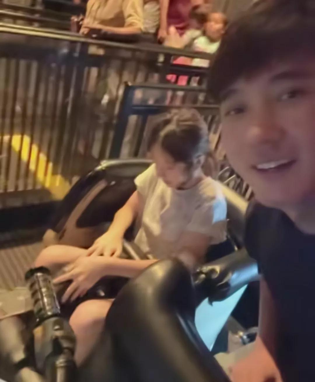 张丹峰一家3口游奥兰多,2分钟视频,洪欣露脸1秒,表情耐人寻味